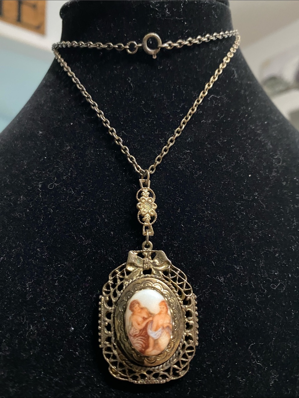 Vintage Gold Cameo Pendant Necklace